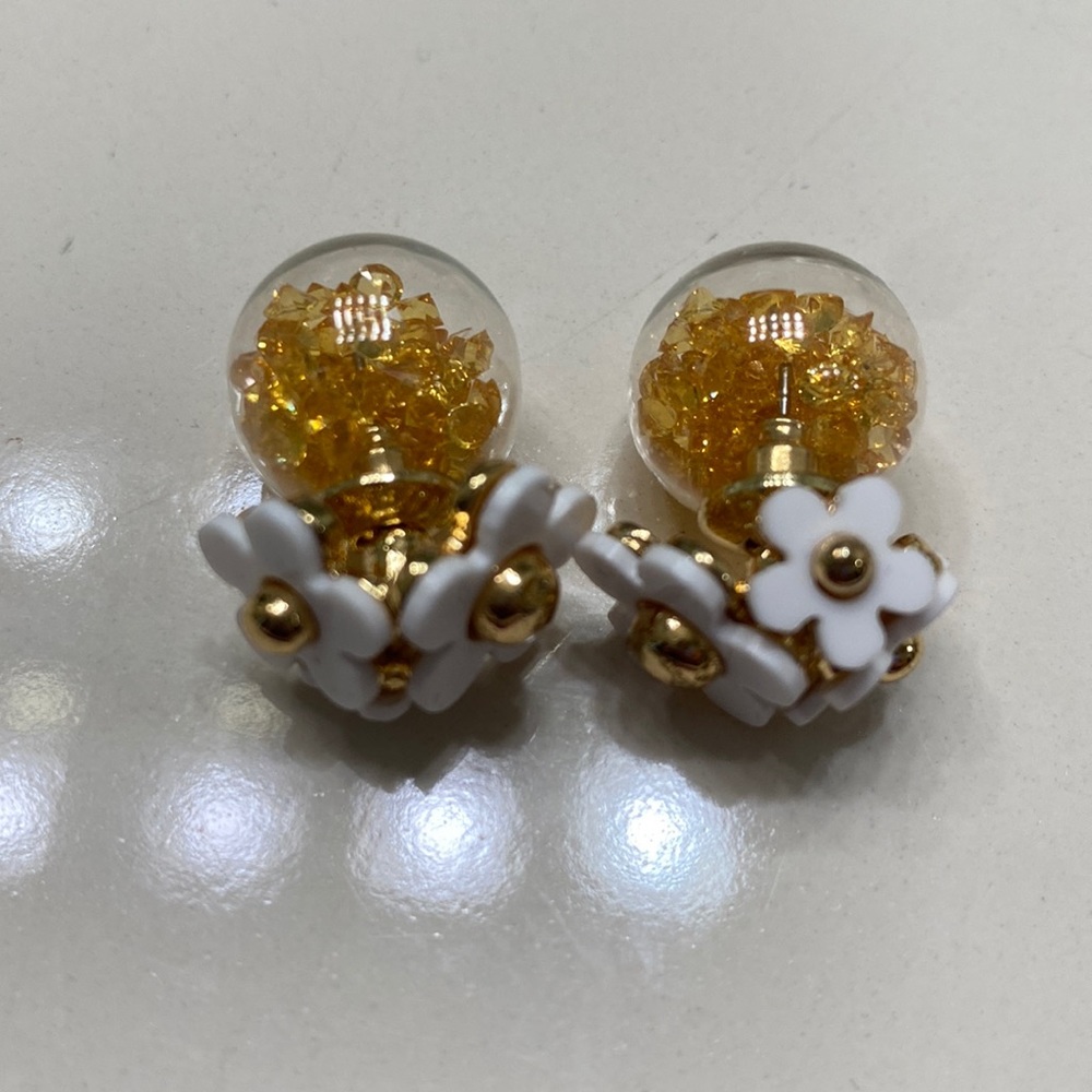 White daisy earrings